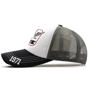 Détail de la broderie 1971 sur la visière d'une casquette trucker avec logo ailé