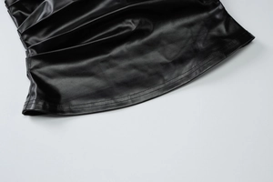 Détail de l'ourlet à double couture et de la texture du cuir PU noir sur le débardeur