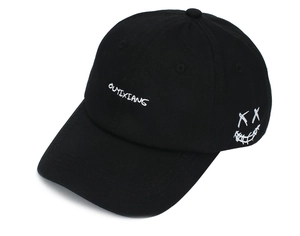 Detailaufnahme der schwarzen Baumwoll-Baseballkappe mit Bestickung und Graffiti-Smiley