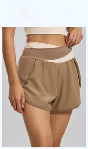 Détails macro du short de yoga taille haute avec ceinture croisée double beige et marron