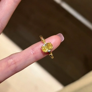 Detail eines 24k vergoldeten Bambusrings mit einem großen ovalen gelben Zirkonia