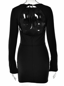 Détail de la robe noire à manches longues avec design dos nu et bretelles à nouer