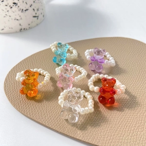 Sechser-Set bunte Gummibärchen-Harzringe mit weißen Perlenbändern für Damen