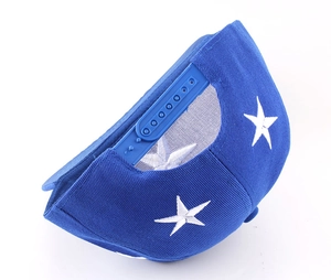 Detail der verstellbaren blauen Druckknopflasche und Sternstickerei auf der Kappe