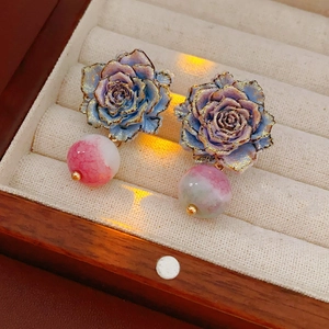 Macro de boucles d'oreilles roses avec perles roses dans un coffret à bijoux en bois