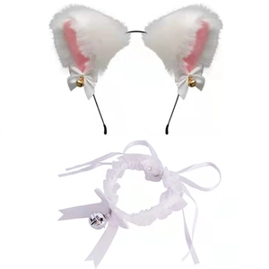 Détail de l'ensemble serre-tête oreilles de chat en peluche et collier à clochette