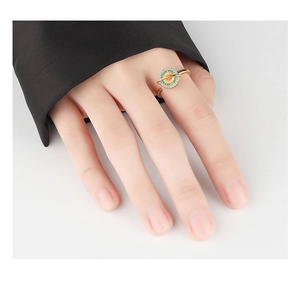 Détail d'une bague planète en argent S925 avec gemmes colorées sur le doigt du mannequin