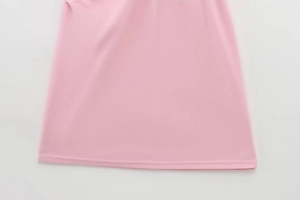 Detailaufnahme des Saums vom rosa Strickkleid mit hochwertigen Nähten und weicher Textur