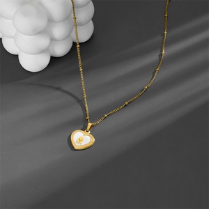 Collier cœur plaqué or 18k avec incrustation de nacre et pendentif lettre V pour femme