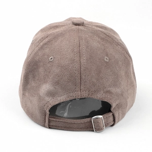 Casquette de baseball en daim marron avec boucle métallique réglable à l'arrière, unie