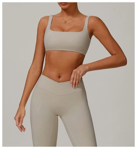 Detailansicht eines sandbeigen Yoga-BHs und hoch taillierter V-Cross-Leggings-Kombination