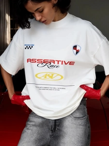 Λεπτομέρεια από λευκό oversized T-shirt με τύπωμα αγώνων Moscow και street style σχέδιο