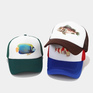 Drei Trucker-Caps mit lebhaften tropischen Fischmotiven und atmungsaktivem Mesh-Gewebe