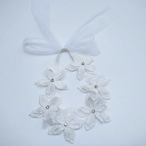 Fascia per capelli con fiori in pizzo bianco per neonata con strass e tulle