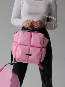 Détail d'un sac à dos matelassé rose en nylon imperméable léger et design bouffant