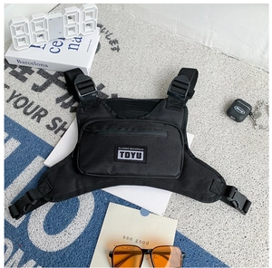 Detailansicht der schwarzen taktischen Brusttasche mit TDYU-Label und Gurten