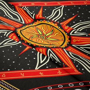 Details des weichen Tarot-Wandteppichs mit Sonnenmuster und Astrologie-Symbolen