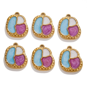 Lot de six pendentifs ovales irréguliers en acier inox avec émail bleu blanc violet
