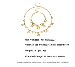 Détails du collier et bracelet en acier doré avec pendentifs étoile et lune sertis
