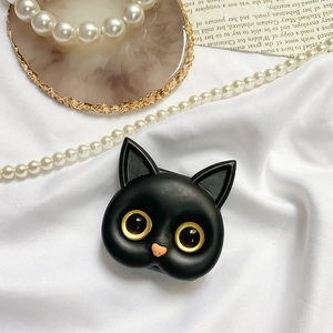 Dettaglio del supporto per telefono a forma di gatto 3D nero opaco su seta bianca