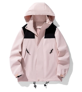 Detail der wasserdichten Jacke mit verstellbarer Kapuze und Kontrastpaneelen