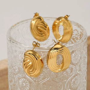 Boucles d'oreilles ovales en acier inoxydable doré avec motif texturé en spirale