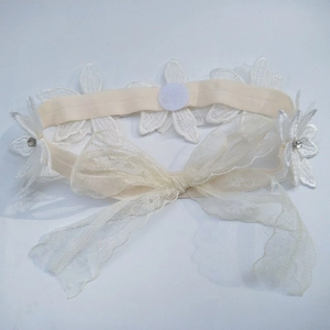 Dettaglio della fascia in pizzo bianco con strass per neonati e bambine piccole