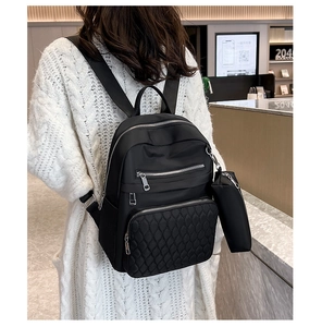 Vue détaillée du sac à dos décontracté en nylon noir avec poche matelassée et petite pochette.