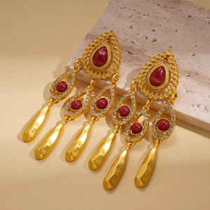 Détails de boucles d'oreilles bohèmes avec pierres rouges et pampilles en or mat