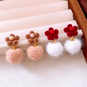 Blumen Perlenohrringe mit flauschigen Pompon-Anhängern in Braun und Dunkelrot