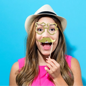 Détails d'accessoires photo dorés avec lunettes bébé et moustache pour premier anniversaire