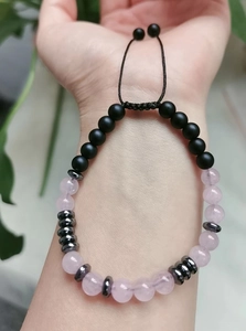 Bracciale codice morse con cristallo rosa e perle nere opache su cordino regolabile