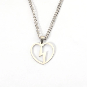 Collier minimaliste en acier inoxydable avec pendentif cœur et éclair sur fond blanc