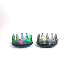 Macro-opname van handvormige hars sieradenbakjes met kleurverloop en glitters