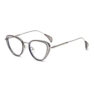 Occhiali da sole cat-eye moderni con montatura grigia trasparente e stanghette in metallo