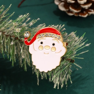 Détail d'une broche Père Noël avec strass sur une branche de sapin festive