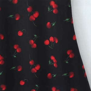 Mini robe dos nu à licou de style français avec imprimé cerise sur tissu noir