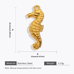 Detailweergave van een gouden zeepaardje-hanger met nauwkeurige maat- en gewichtsgegevens