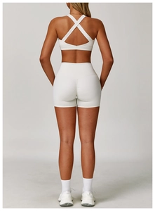 Vista posteriore set yoga bianco con reggiseno a incrocio e pantaloncini push-up