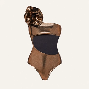 Detail van de 3D-roosbloem en de metalen stof op dit sexy badpak uit één stuk voor dames