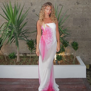Vue détaillée d'une robe bustier en résille blanche avec imprimé floral et fente latérale