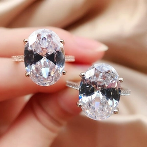 Elegante klassische Verlobungsringe mit oval geschliffenem Zirkonia in Roségold und Silber