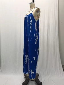 Detail eines dunkelblau-weißen Batik-Jumpsuits mit weitem Bein und schmalen Trägern