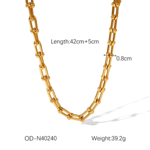 Detailed view of golden U-shaped link chain with measurements: 42cm length and 0.8cm width