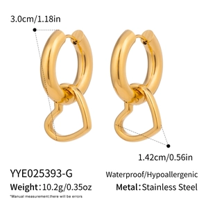 Macro detail of waterproof golden stainless steel heart earrings with size measurements