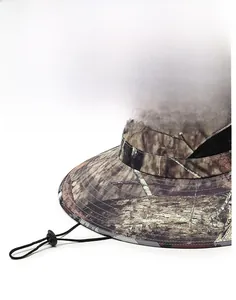 Dettaglio cappello mimetico a tesa larga con coulisse nera regolabile per la pesca outdoor