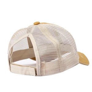 Rückansicht der Sommer-Trucker-Cap mit Flagge, Netzstruktur und Klettverschluss in Gelb-Weiß