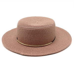 Dettaglio cappello di paglia marrone chiaro con tesa piatta e fascia dorata metallica