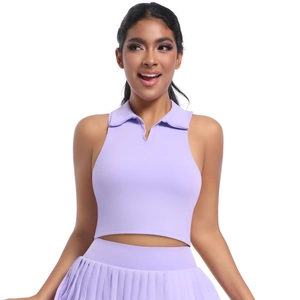 Gros plan détaillé du crop top polo lilas et de la jupe plissée pour le tennis et le fitness
