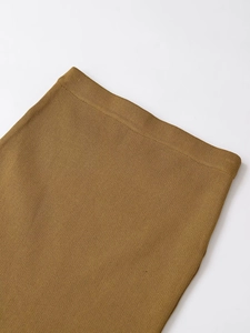 Détail de la taille d'une robe en maille marron avec texture côtelée fine